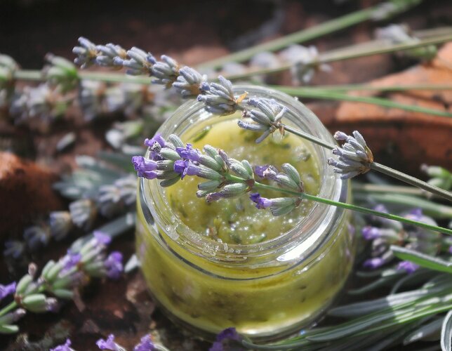 Glas mit Lavendelpeeling als Füllung. HEV_56681_44509.jpg