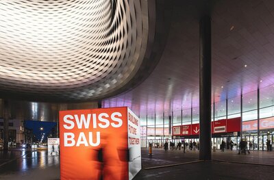 Innenhalle mit grosser Lampe und Kubus. HEV_65309_62572.jpg