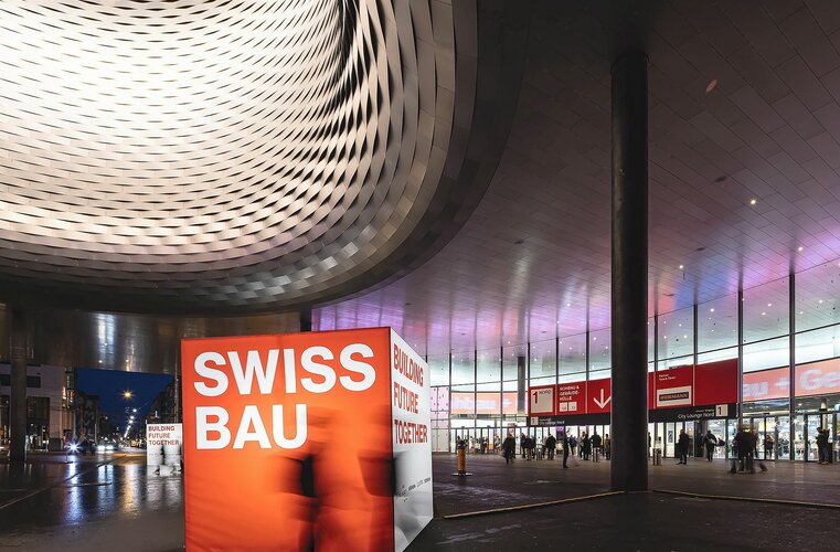 Innenhalle mit grosser Lampe und Kubus. HEV_65309_62572.jpg