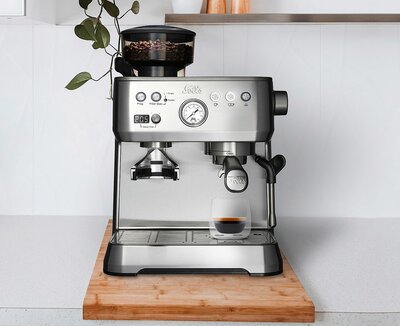 Silbrige Kaffeemaschine HEV_142927_116028.jpg