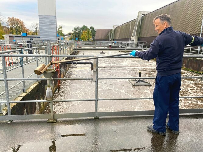 Mann steht vor einem Abwasserbecken HEV_129319_122029.jpg