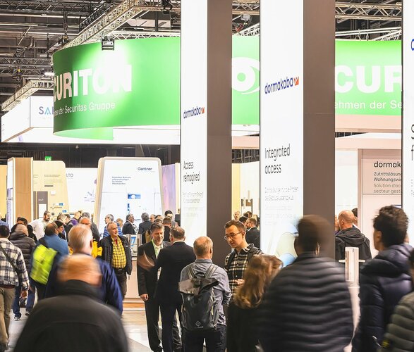 Menschen in einer Halle. HEV_65309_62573.jpg