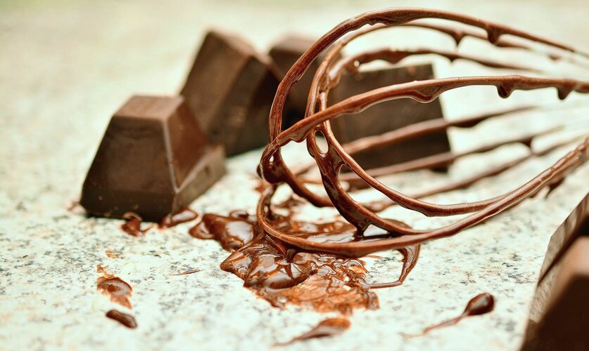 Schokoladenstücke und ein Schwingbesen. HEV_56681_47481.jpg