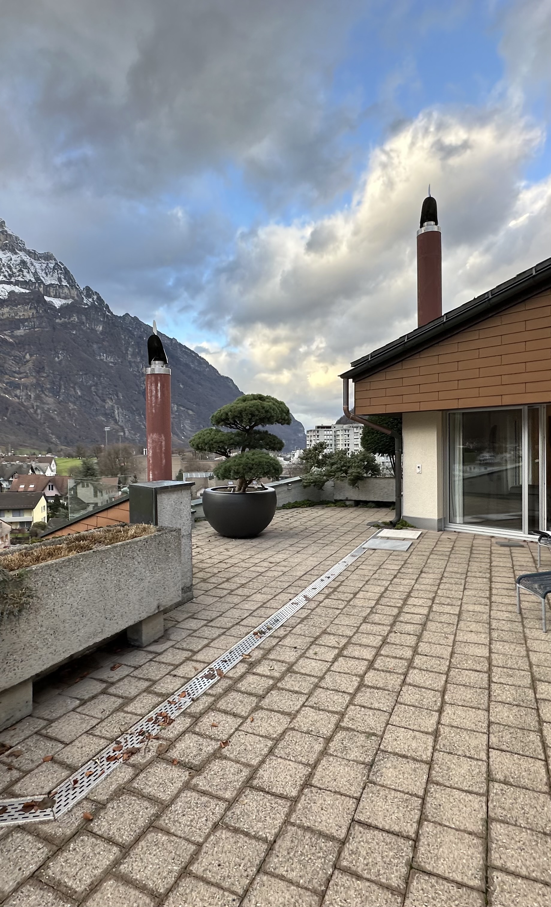 Silvedes_AG_-_Projekt_1_-_Terrasse_mit_kleinteiligem_Bodenbelag_vor_Renovation.jpg