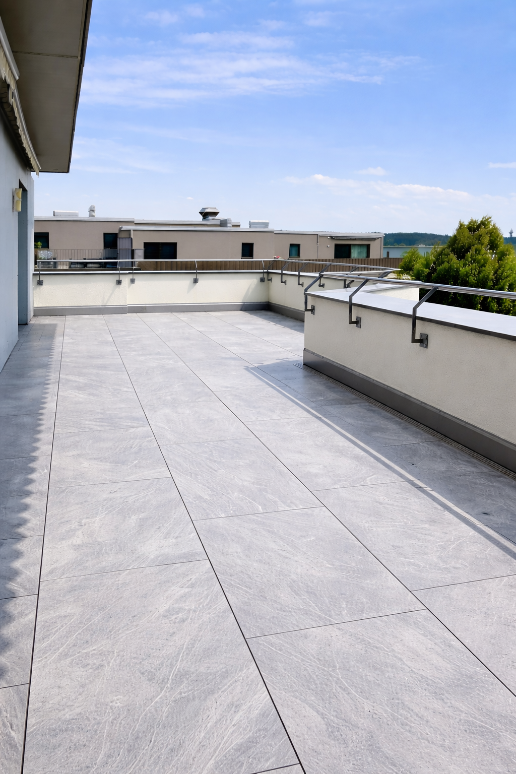 Silvedes_AG_-_Projekt_2_-_Terrasse_mit_grosszu__gigem_Bodenbelag_nach_Renovatio.PNG