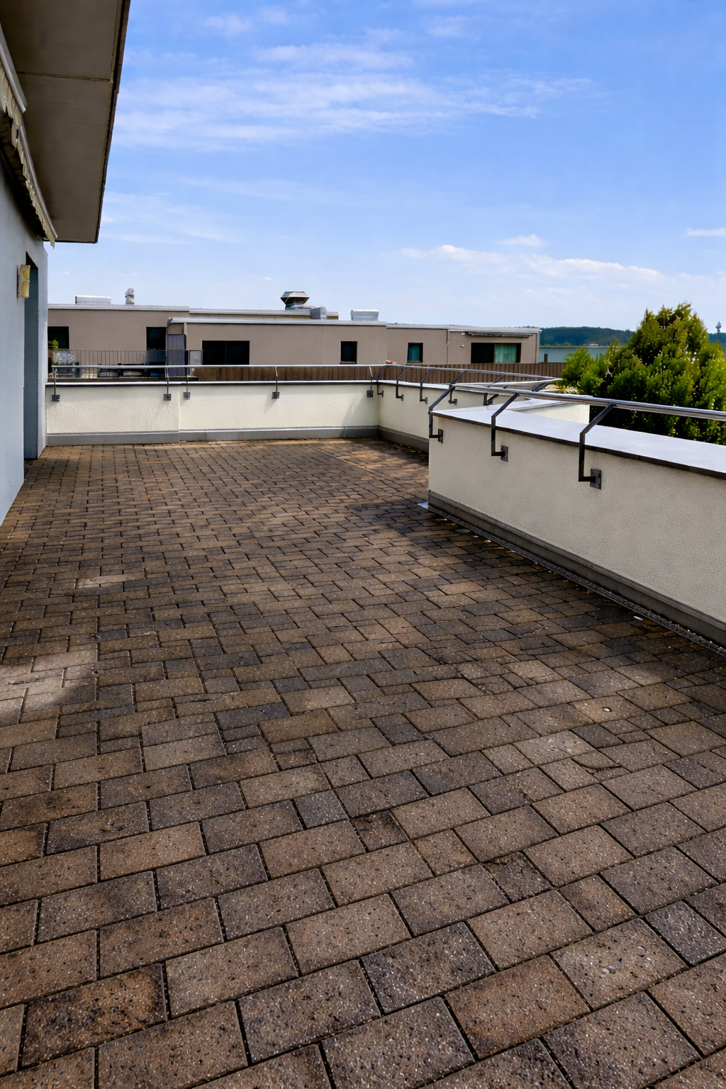 Silvedes_AG_-_Projekt_2_-_Terrasse_mit_kleinteiligem_Bodenbelag_vor_Renovation.PNG